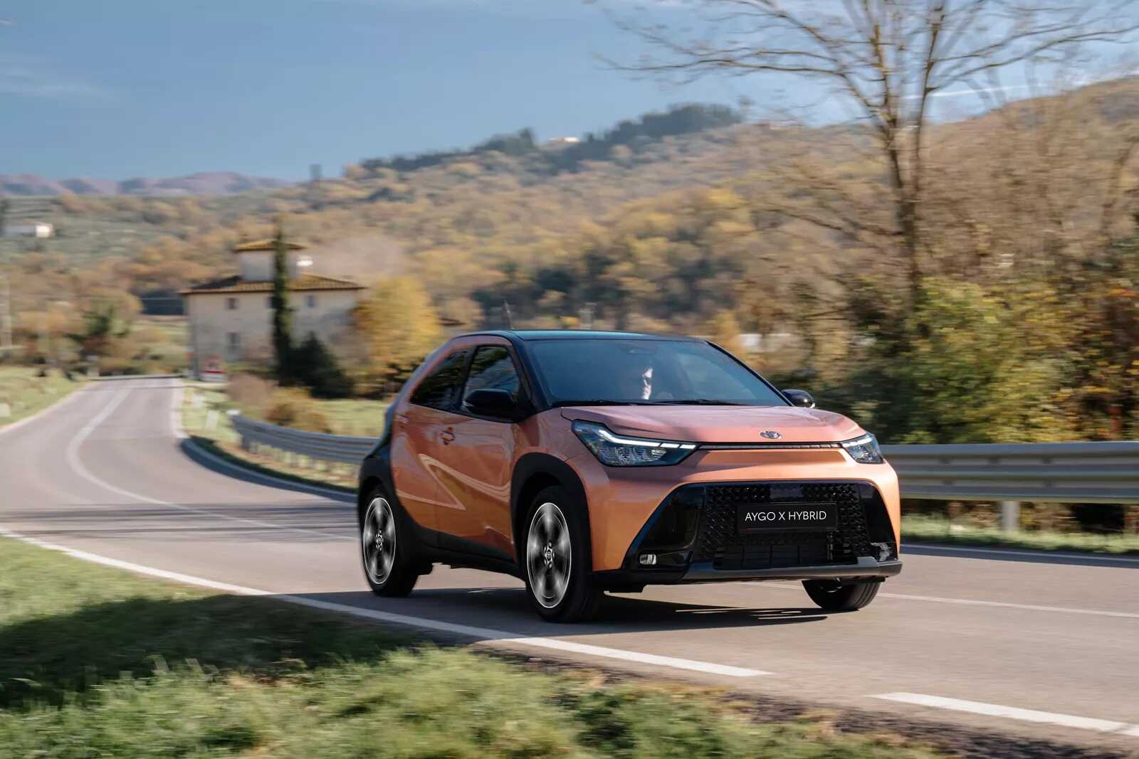 חזית טויוטה אייגו X החדשה דגם 2026 היברידי בכביש ביציאה מטויוטה אוטופיה.