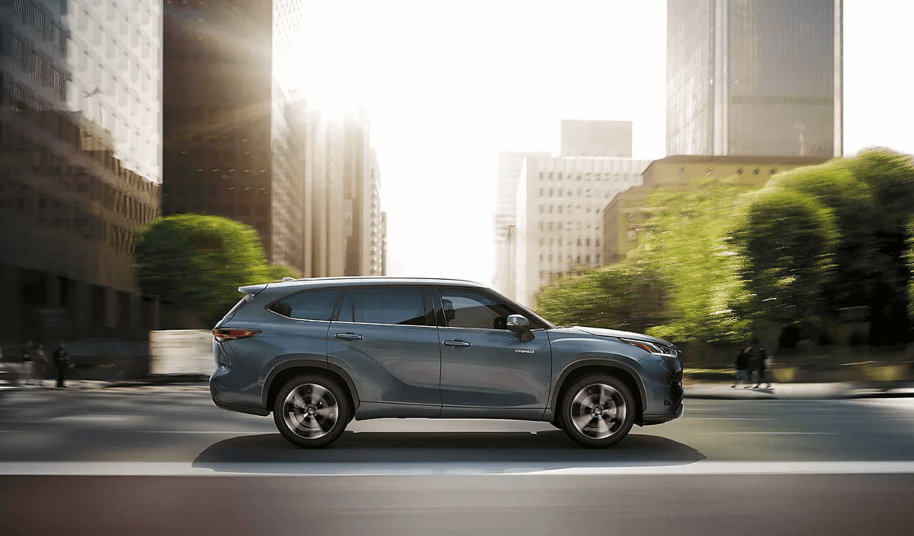 טויוטה היילנדר 2025 בנסיעה – רכב SUV היברידי עם עיצוב דינמי, נוכחות מרשימה ותאוצה חלקה, מתאים לנסיעות משפחתיות בישראל