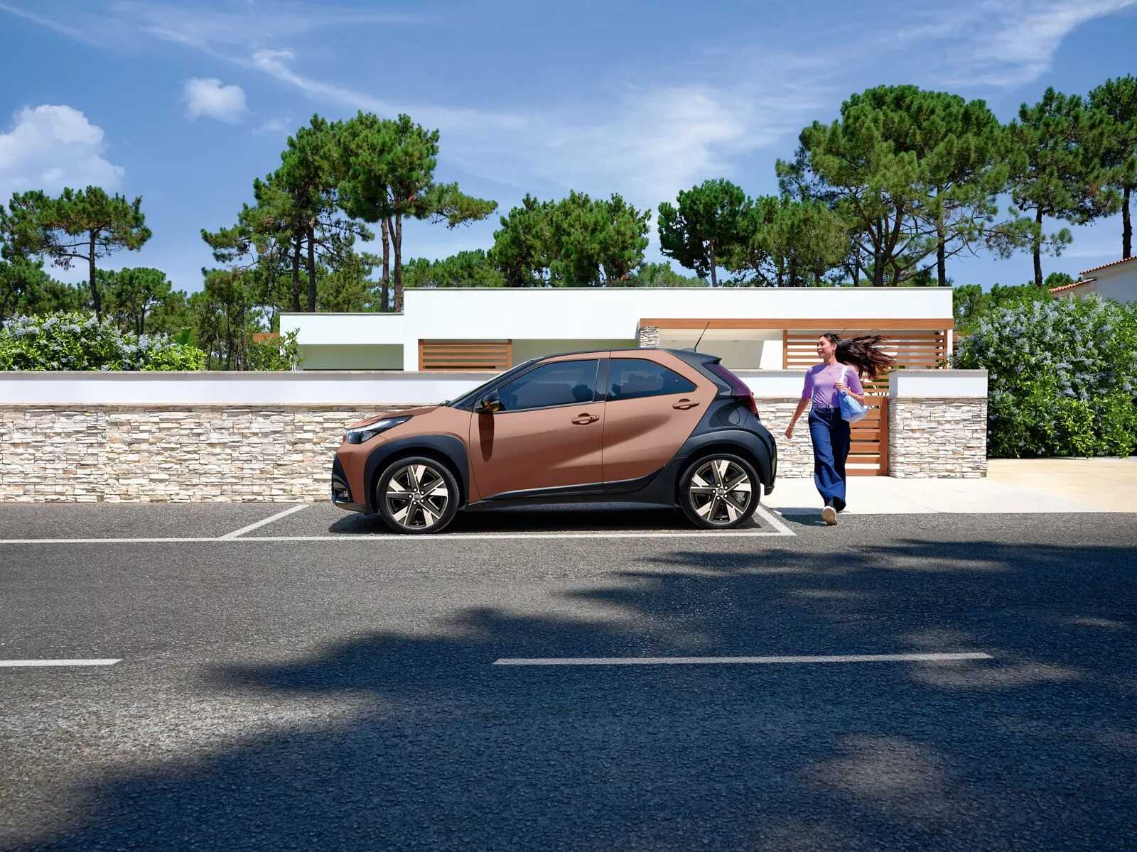 טויוטה אייגו X היברידית בזווית אלכסונית המדגישה את המבנה המוגבה והעיצוב הדו-גווני.