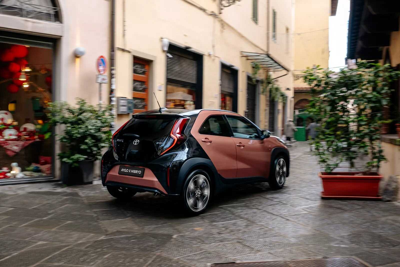 מבט אחורי על טויוטה אייגו X קרוסאובר עירוני חכם בסניפי טויוטה אוטופיה ירושלים ומודיעין.