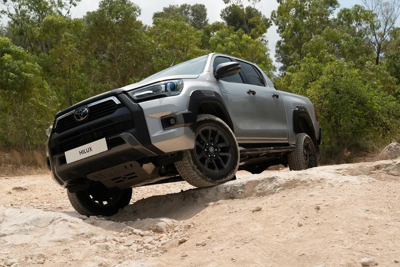 טויוטה היילקס 2026 מטפס על סלעים - יכולת שטח 4X4, אוטופיה
